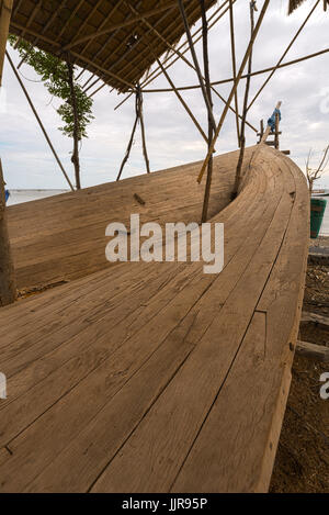 19/06/1717 Wera Sangiang chantier naval, Sumbawa, l'Indonésie. Les bateaux traditionnels sont fabriqués à la main sur la plage. Banque D'Images