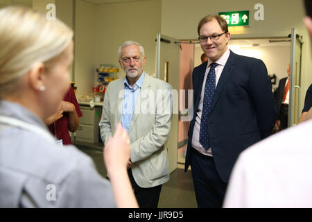 Jeremy Corbyn, chef de file du travail, visite l'hôpital universitaire Royal Stoke, accompagné du député de Gareth Snell (à droite), pour voir le DÉPARTEMENT A&E et discuter du déficit de l'hôpital à l'égard de &Acirc (119 millions de livres sterling). Banque D'Images