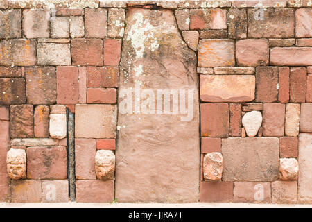 Tenon en pierre sculptée tête dans Temple Kalasasaya wall, Tiwanaku, site archéologique précolombien, la Bolivie, l'Amérique du Sud. Site du patrimoine mondial de l'UNESCO Banque D'Images