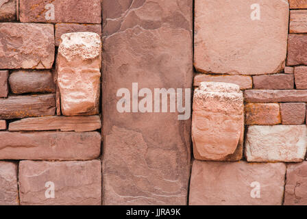 Tenon en pierre sculptée tête dans Temple Kalasasaya, Tiwanaku, site archéologique précolombien, la Bolivie, l'Amérique du Sud. Site du patrimoine mondial de l'UNESCO Banque D'Images