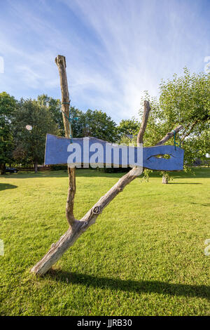 Panneau bleu en bois avec de l'herbe verte et ciel bleu en arrière-plan Banque D'Images