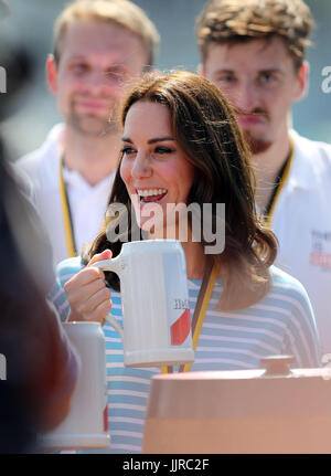 La duchesse de Cambridge, avec une bière allemande après avoir pris part à une compétition d'aviron sur la rivière Neckar, lors d'une visite à Heidelberg le deuxième jour de sa visite de trois jours en Allemagne. Banque D'Images