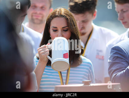 La duchesse de Cambridge, avec une bière allemande après avoir pris part à une compétition d'aviron sur la rivière Neckar, lors d'une visite à Heidelberg le deuxième jour de sa visite de trois jours en Allemagne. Banque D'Images