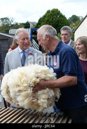 Le Prince de Galles (à gauche) est illustré à la laine de mouton la Fédération des Jeunes Agriculteurs Devon Clubs dans Cheriton Bishop, le deuxième jour de la visite royale au Devon et Cornwall. Banque D'Images