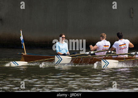 La duchesse de Cambridge prend part à une course d'aviron entre les équipes représentant les villes jumelées de Heidelberg et de Cambridge à Heidelberg, en Allemagne, le jour trois de leurs cinq jours tour de Pologne et l'Allemagne. Banque D'Images