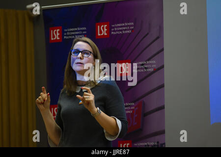 Dr Jennifer van Heerde-Hudson parlant à la London School of Economics - Économie & Economy‎ politique, Election Night Party 2017, England, UK Banque D'Images