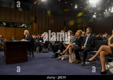 Nous. Procureur général Jeff Sessions avec sa famille assis dans la première rangée derrière lui dans l'immeuble de bureaux du Sénat Hart lors de son témoignage devant le Comité du renseignement du Sénat, Washington DC, 13 juin 2017. Banque D'Images