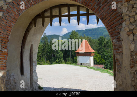 Ancienne porte en vue d'une forteresse de pierre mur. Forteresse médiévale de Brasov en Transylvanie, Roumanie. Banque D'Images