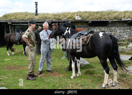 Le Prince de Galles se réunit une gamme Cheval poney Princesse appelée compensation au cours d'une visite au camp d'Okehampton, situé sur le ministère de la Défense zone Formation Dartmoor pour entendre comment le Duché de Cornouailles travaille avec le MOD, la communauté locale et d'autres intervenants sur une variété de projets de conservation à Dartmoor, le deuxième jour de la visite royale au Devon et Cornwall. Banque D'Images