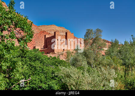 En face de Kasbah rock spectaculaire paysage d'un grand atlas dans les Gorges de Dades, ACI Ouglif, Maroc, Afrique Banque D'Images