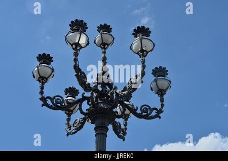 Lampadaire à la place Saint Pierre et la Basilique Saint Pierre au Vatican, centre de l'Église Catholique, Rome, Italie, Europe Banque D'Images