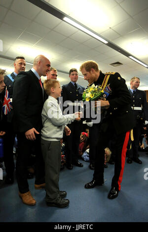 Le prince Harry rencontre Jordan Brown et son fils Sam lors d'une visite officielle à RAF Honington à Bury St Edmunds. Banque D'Images