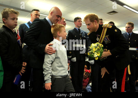 Le prince Harry rencontre Jordan Brown et son fils Sam lors d'une visite officielle à RAF Honington à Bury St Edmunds. Banque D'Images