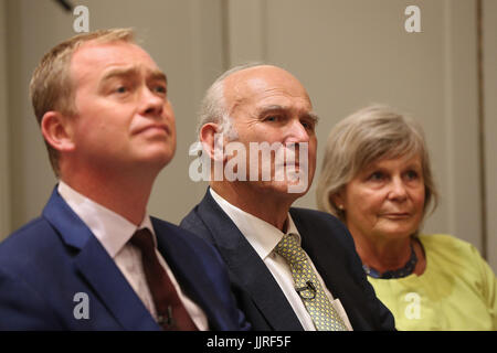 Tim Farron et Sir Vince Cable qui a été désigné comme le nouveau chef des libéraux-démocrates à St Ermin's Hotel, le centre de Londres. Banque D'Images