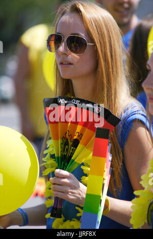Une jeune femme participe pour la Banque Royale dans le groupe Pride Parade à Montréal Banque D'Images