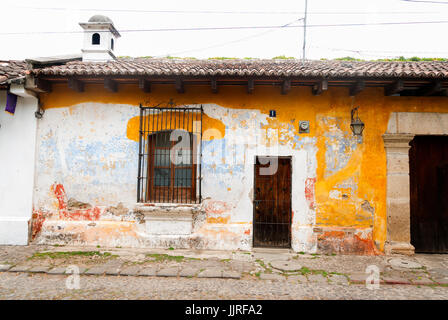 Bâtiments coloniaux et ses rues pavées à Antigua, Guatemala, Amérique Centrale Banque D'Images