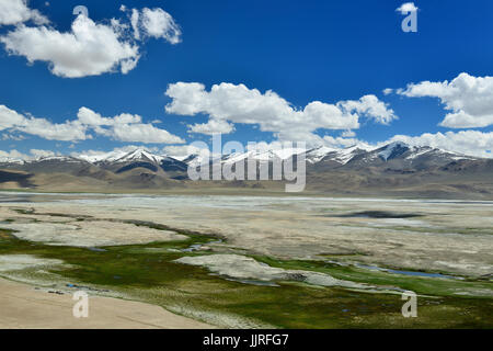 Vue sur le lac Tso Kar dans le Karakorum Montagnes près de Leh, Inde. Ce lac est une destination fréquente pour les touristes. Banque D'Images