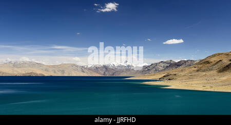 Vue sur le lac Tso Moriri dans le Karakorum Montagnes près de Leh, Inde. Ce lac est une destination fréquente pour les touristes. Banque D'Images