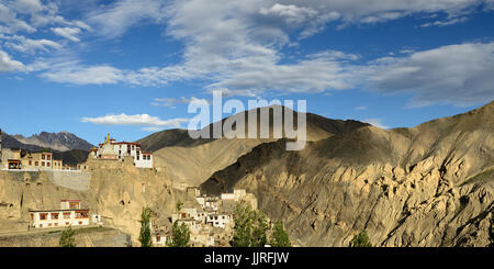 Vue sur le monastère bouddhiste situé dans le village de Lamayuru en arrière-plan, on peut voir les montagnes le Ladakh est admirant le beautifu Banque D'Images