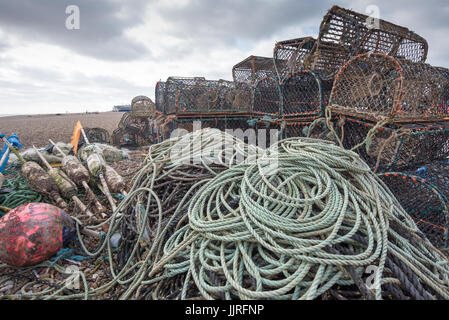 Des casiers à homard avec des cordes et flotte sur une plage Banque D'Images