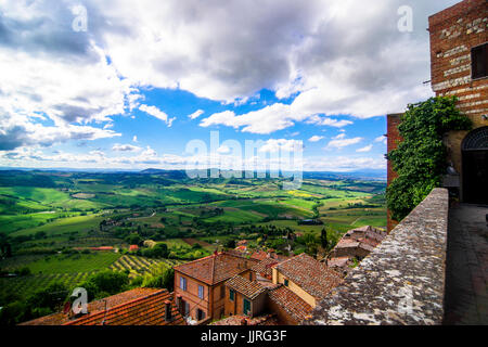 Plus belle vue panoramique de Montepulciano de la campagne toscane avec ciel bleu et quelques nuages blancs Banque D'Images
