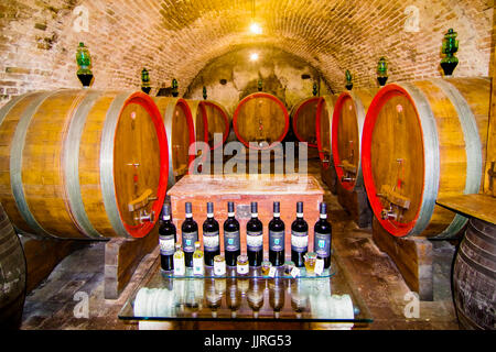 Cave avec barils de vin à Montepulciano, Toscane, Italie Banque D'Images