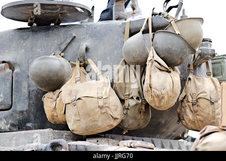 Un assortiment de WW2 casque américain et kit de sacs d'un char Sherman de la tourelle. Banque D'Images