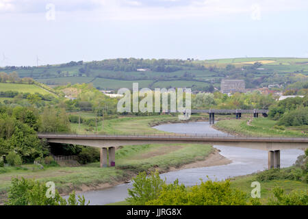 A361 Pont sur la rivière Taw à Barnstaple juste à côté de Swimbridge, North Devon, UK. Vieux pont de chemin de fer dans l'arrière-plan. Banque D'Images