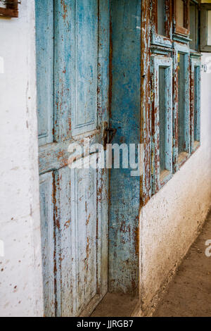 Vieille maison mur avec fenêtre et porte en bois Banque D'Images