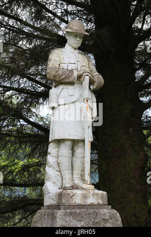 Glenfinnan Monument commémoratif de guerre assis parmi les arbres sur l'A830 près de Fort William Banque D'Images