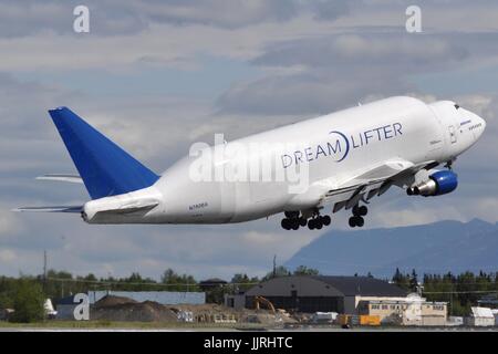 Atlas air Boeing 747-400 lcf dreamlifter quitte anchorage Banque D'Images