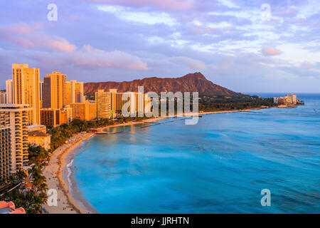 Honolulu, Hawaii. Toits de Honolulu, le volcan Diamond Head y compris les hôtels et les bâtiments sur la plage de Waikiki. Banque D'Images