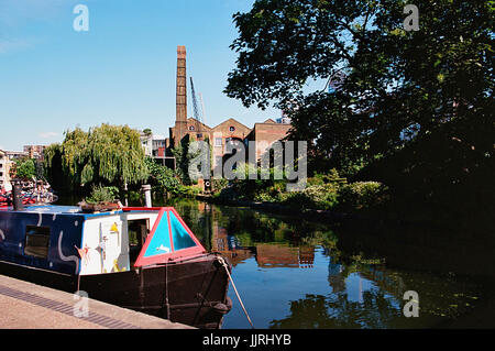 15-04 sur le Regents Canal près de Islington, Londres, Royaume-Uni en été Banque D'Images