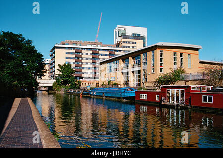 Nouveaux appartements sur le Regents Canal près de Islington, North London UK Banque D'Images