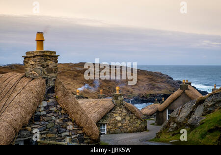 LEWIS ET HARRIS, SCOTLAND - CIRCA AVRIL 2016 : Blackhouses dans l'île de Lewis, en Écosse.. Banque D'Images