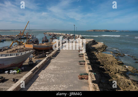Vue de bateaux de pêche dans le port d'Essaouira et Skala du port de canon ( ), le Maroc du nord de Skala Banque D'Images