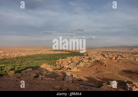 Panorama de la ville de Tinghir au Maroc. Tinghir est une oasis sur la rivière Todgha Banque D'Images