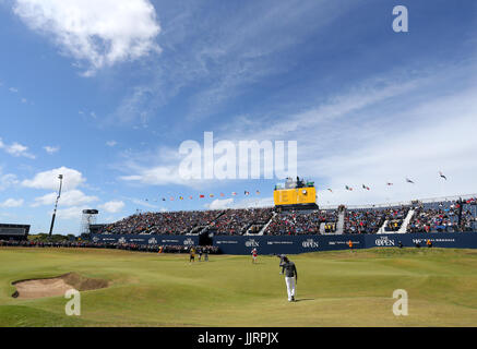 Le groupe suédois Henrik Stenson, la Corée du Sud de la Si-woo Kim et USA's Jordan Spieth terminer leur cycle sur la 18e au cours de la première journée de l'Open Championship 2017 à Royal Birkdale Golf Club, Southport. Banque D'Images