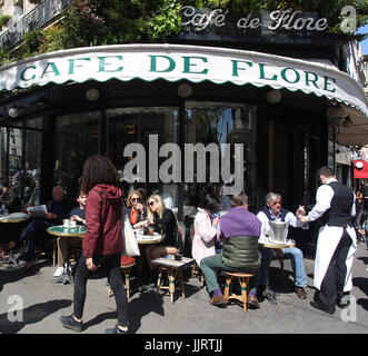 Le Café de Flore est un des plus anciens cafés de Paris. Situé sur le Boulevard Saint-Germain c'est un lieu célèbre pour les artistes et écrivains. Banque D'Images