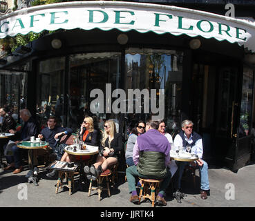 Le Café de Flore est un des plus anciens cafés de Paris. Situé sur le Boulevard Saint-Germain c'est un lieu célèbre pour les artistes et écrivains. Banque D'Images