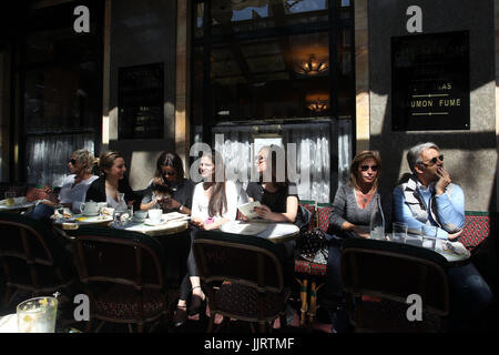 Le Café de Flore est un des plus anciens cafés de Paris. Situé sur le Boulevard Saint-Germain c'est un lieu célèbre pour les artistes et écrivains. Banque D'Images