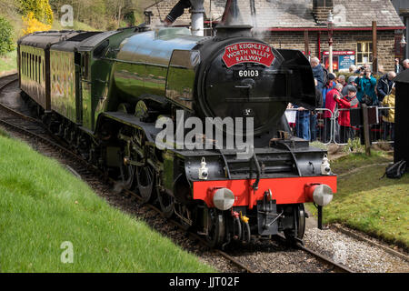 People & célèbre locomotive à vapeur LNER Classe A3 60103 Flying Scotsman souffler la fumée sur les voies - Keighley Worth Valley et gare, England, UK. Banque D'Images