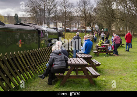 Personnes voir & photographie célèbre locomotive à vapeur, du moteur de catégorie A3 60103 LNER Flying Scotsman - Keighley Worth Valley et gare, England, UK. Banque D'Images