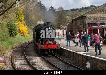Personnes voir locomotive vapeur BR (Midland Railway) 4F 0-6-0 43924 en traction, soufflant la fumée - Keighley et vaut Valley Railway, England, UK. Banque D'Images