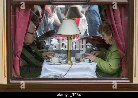 Les personnes bénéficiant du thé l'après-midi à bord d'une locomotive à vapeur, emblématique de la classe A3 60103 LNER Flying Scotsman - Halifax et la valeur Valley Railway, England, UK. Banque D'Images