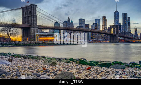 Pont de Manhattan et NEW YORK Skyline at night avec reflet de la ligne d'horizon sur l'East River Banque D'Images