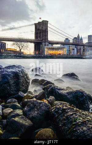 Pont de Manhattan et NEW YORK Skyline at night avec reflet de la ligne d'horizon sur l'East River Banque D'Images