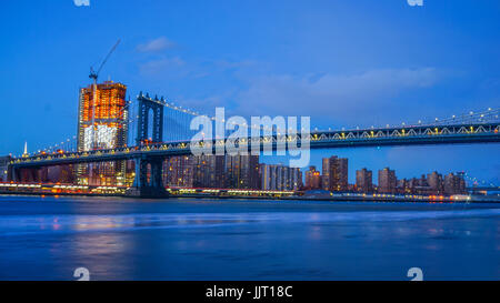 Pont de Brooklyn et NEW YORK nuit Skylinet avec reflet de la ligne d'horizon sur l'East River Banque D'Images