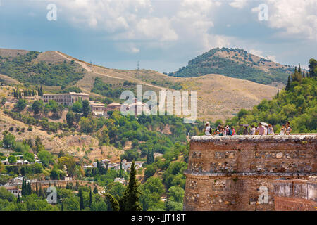 GRANADA, ESPAGNE - 30 MAI 2015 : le regard à l'Albayzin district et Abadia del Sacromonte à partir de la forteresse de l'Alhambra. Banque D'Images