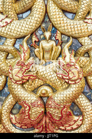 Stuc Golden Dragon avec le petit lapin sur le mur de l'église dans le temple thaïlandais.(zone publique non nécessaire des biens) Banque D'Images